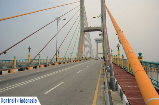 Pesona kemegahan Jembatan Siak membentang di atas 'Sungai Pejantan'