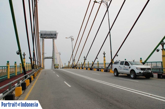 Pesona kemegahan Jembatan Siak membentang di atas 'Sungai Pejantan'