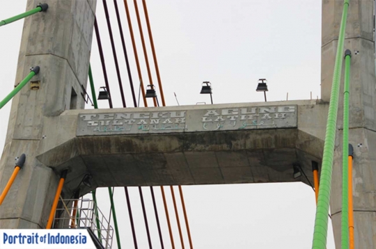 Pesona kemegahan Jembatan Siak membentang di atas 'Sungai Pejantan'