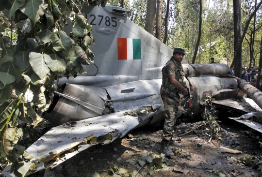 Gagal manuver, jet MiG-21 militer India jatuh