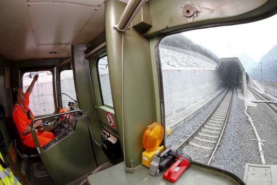 Menelusuri Gotthard Base, terowongan kereta terpanjang di dunia