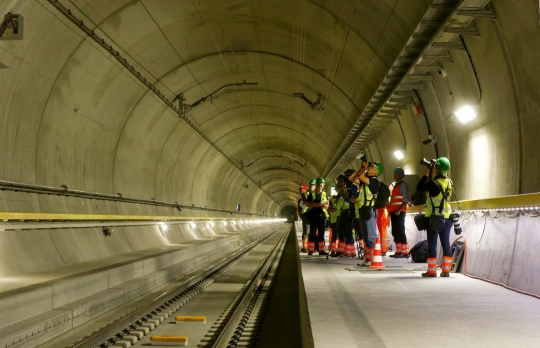 Menelusuri Gotthard Base, terowongan kereta terpanjang di dunia