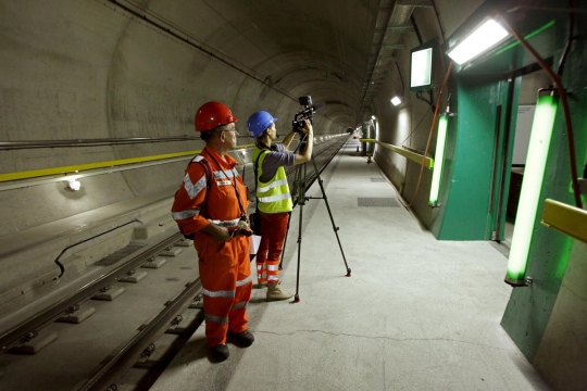 Menelusuri Gotthard Base, terowongan kereta terpanjang di dunia