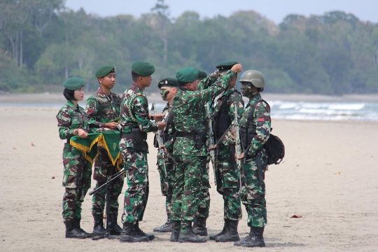 Penutupan pendidikan pasukan elite Para Raider di pantai Garut
