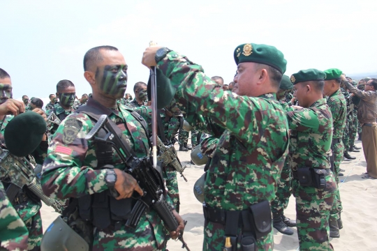 Penutupan pendidikan pasukan elite Para Raider di pantai Garut