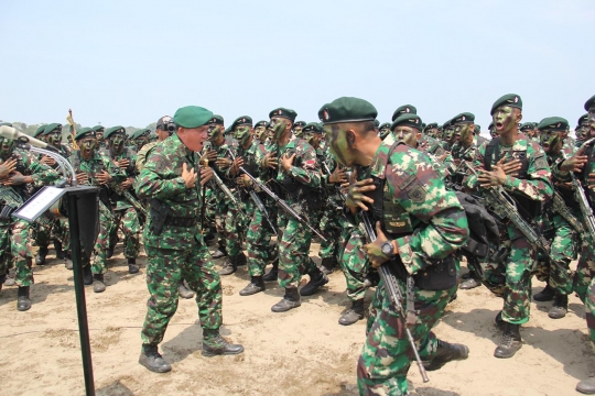 Penutupan pendidikan pasukan elite Para Raider di pantai Garut