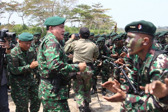 Penutupan pendidikan pasukan elite Para Raider di pantai Garut