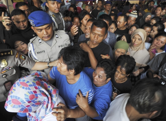 Senangnya korban gusuran Kampung Pulo dapat paket sembako gratis