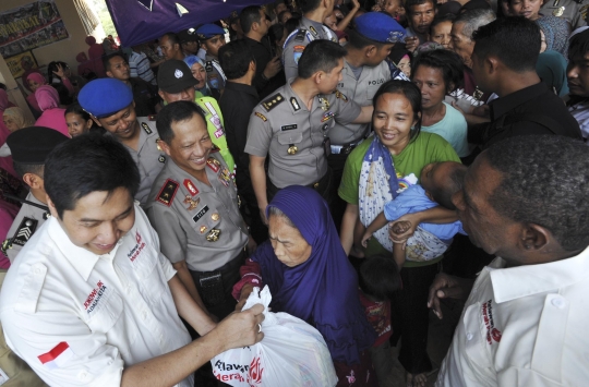 Senangnya korban gusuran Kampung Pulo dapat paket sembako gratis