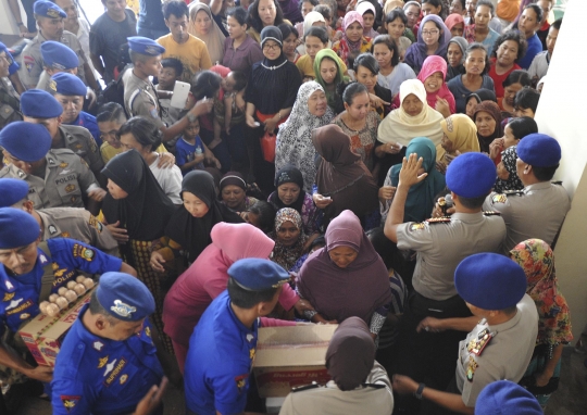 Senangnya korban gusuran Kampung Pulo dapat paket sembako gratis