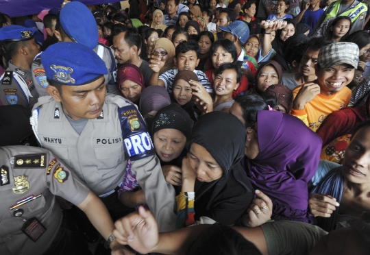 Senangnya korban gusuran Kampung Pulo dapat paket sembako gratis