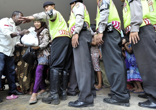 Senangnya korban gusuran Kampung Pulo dapat paket sembako gratis