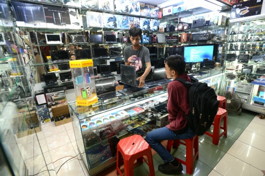 Imbas Rupiah merosot, penjualan barang elektronik jadi lesu