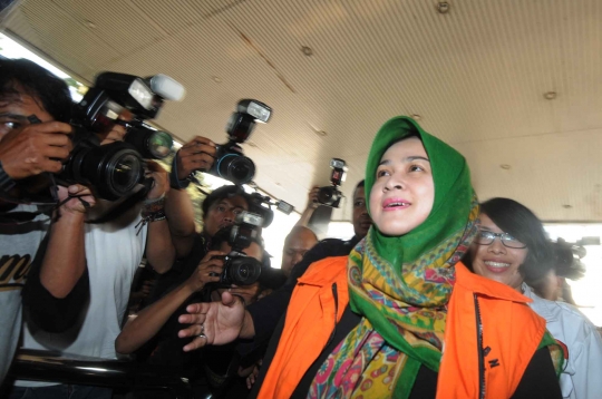 Datangi KPK, istri muda Gubernur Sumut umbar senyum