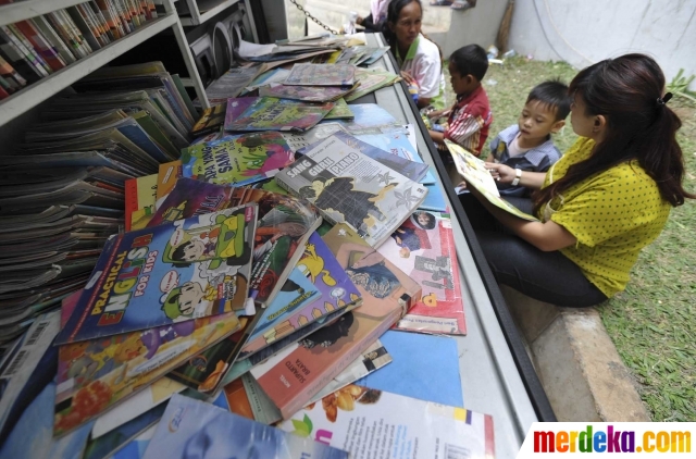 Gambar Buku Cerita Potrait Foto Potret ceria anak anak Kp Pulo bermain sambil 