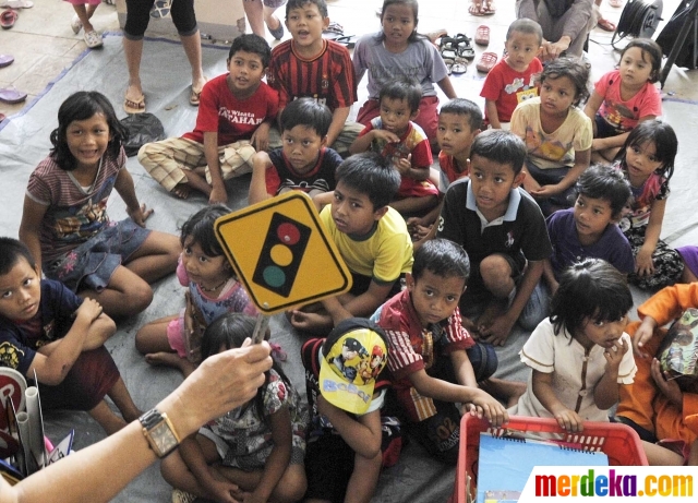 Foto Potret ceria anak anak Kp Pulo bermain sambil Foto Potret ceria anak anak Kp Pulo bermain sambil