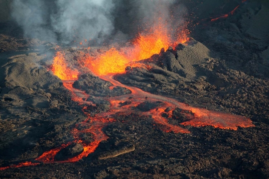 Melihat lebih dekat ganasnya lahar Gunung Piton de la Fournaise