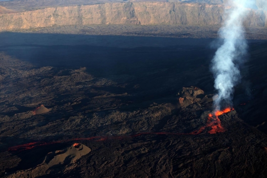 Melihat lebih dekat ganasnya lahar Gunung Piton de la Fournaise