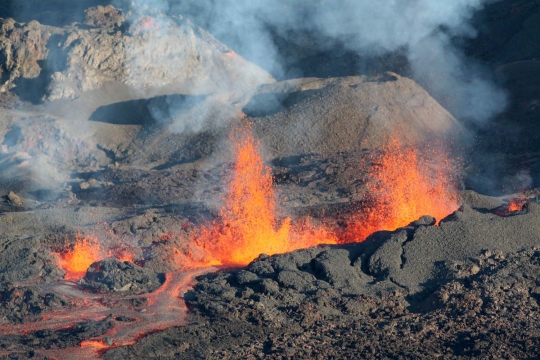 Melihat lebih dekat ganasnya lahar Gunung Piton de la Fournaise