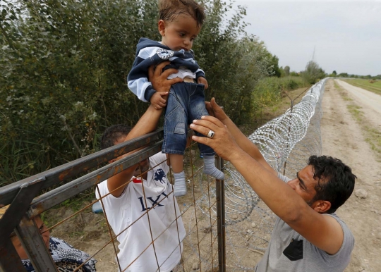Aksi nekat imigran Suriah bawa balita loncati pagar perbatasan