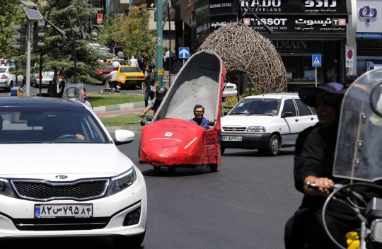 Uniknya mobil sepatu milik tukang semir jalanan di Iran