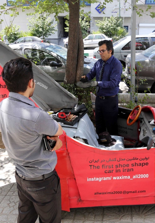 Uniknya mobil sepatu milik tukang semir jalanan di Iran