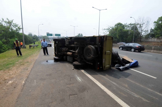 Ngebut, truk bermuatan kabel terguling di Tol Bintaro