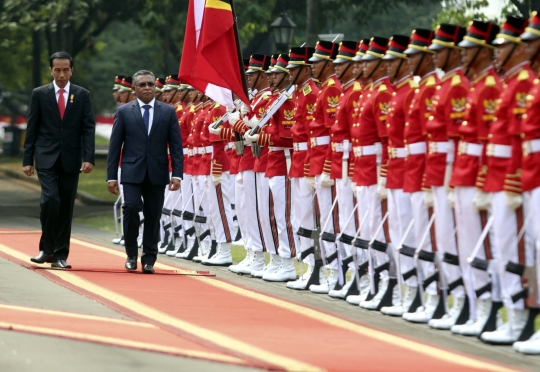 Akrabnya Jokowi dan PM Timor Leste ngobrol santai di teras Istana