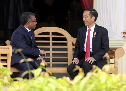 Akrabnya Jokowi dan PM Timor Leste ngobrol santai di teras Istana