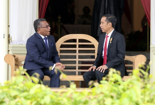 Akrabnya Jokowi dan PM Timor Leste ngobrol santai di teras Istana