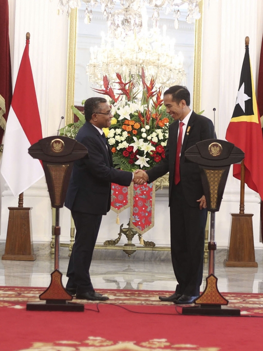 Akrabnya Jokowi dan PM Timor Leste ngobrol santai di teras Istana