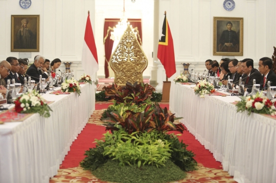 Akrabnya Jokowi dan PM Timor Leste ngobrol santai di teras Istana