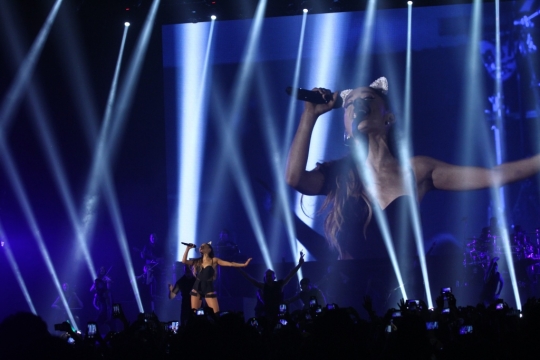 Aksi seksi Ariana Grande di konser The Honeymoon Tour