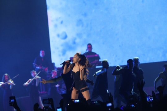 Aksi seksi Ariana Grande di konser The Honeymoon Tour
