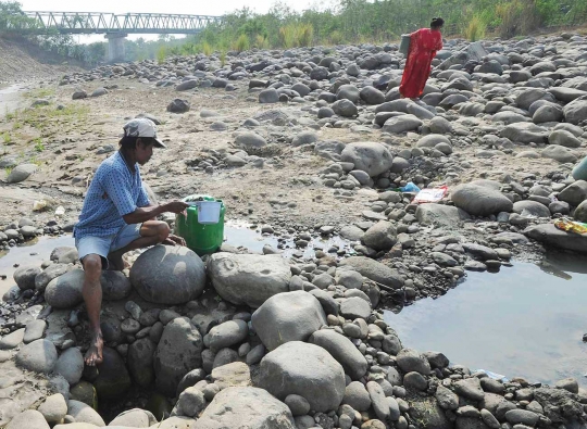 Bantuan tak merata, warga Bekasi masih ambil air dari galian lubang