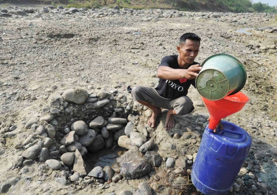 Bantuan tak merata, warga Bekasi masih ambil air dari galian lubang