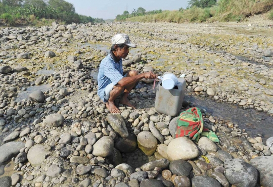 Bantuan tak merata, warga Bekasi masih ambil air dari galian lubang