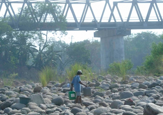 Bantuan tak merata, warga Bekasi masih ambil air dari galian lubang