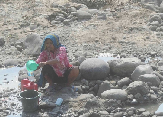 Bantuan tak merata, warga Bekasi masih ambil air dari galian lubang