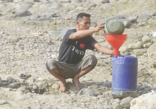 Bantuan tak merata, warga Bekasi masih ambil air dari galian lubang