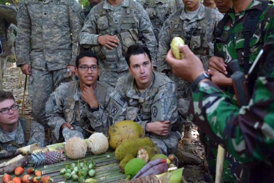 Tentara AS bengong lihat prajurit Kostrad makan mengkudu