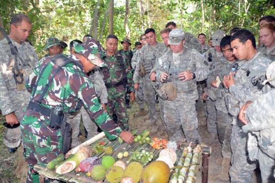 Tentara AS bengong lihat prajurit Kostrad makan mengkudu