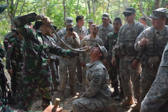 Tentara AS bengong lihat prajurit Kostrad makan mengkudu