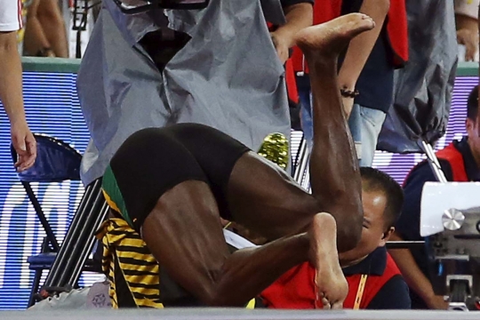 Insiden lucu Usain Bolt tertabrak kameramen usai juara lari 200 M