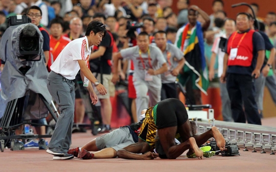 Insiden lucu Usain Bolt tertabrak kameramen usai juara lari 200 M