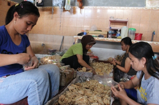 Rupiah anjlok, produsen keripik tempe khas Malang kurangi irisan