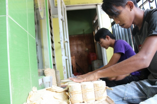 Rupiah anjlok, produsen keripik tempe khas Malang kurangi irisan