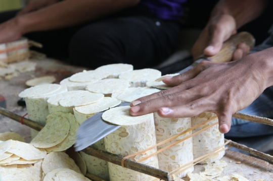 Rupiah anjlok, produsen keripik tempe khas Malang kurangi irisan