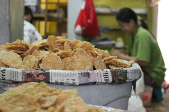 Rupiah anjlok, produsen keripik tempe khas Malang kurangi irisan