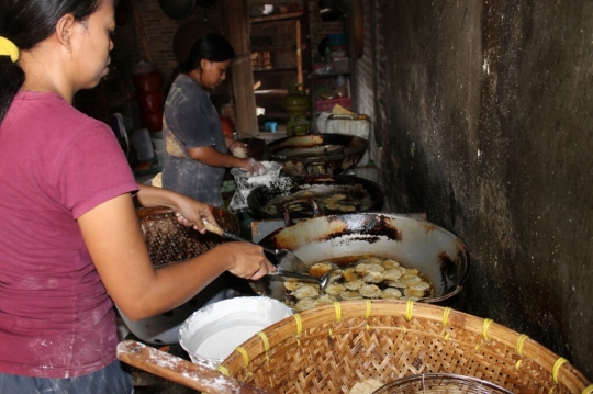 Rupiah anjlok, produsen keripik tempe khas Malang kurangi irisan